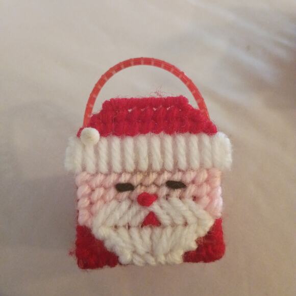 Lot of 5 Vintage small Handmade Plastic Canvas Baskets Christmas Tree Ornaments - Picture 2 of 15